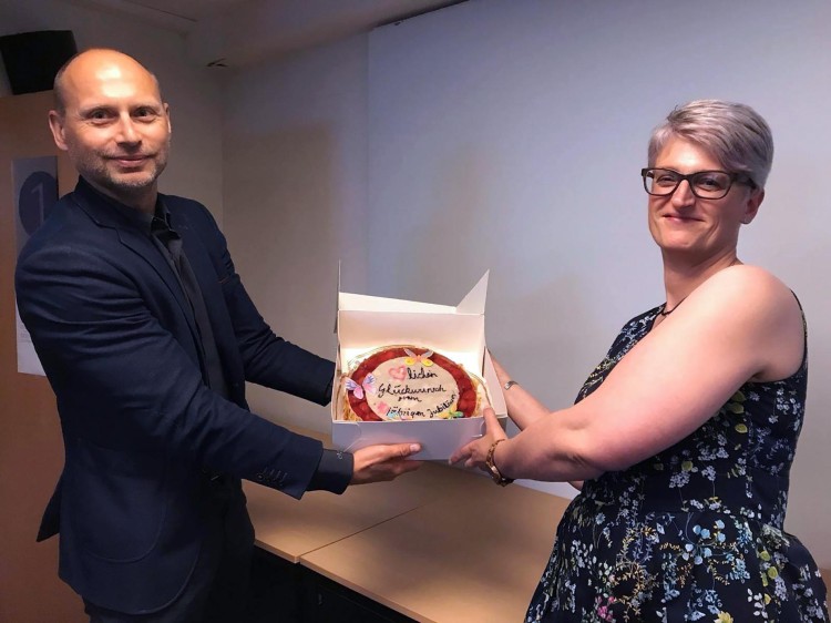 EVENTUS-Geschäftsführer Marcus Weber-Wellegehausen überreichte Anja Zellmer zum 10-jährigen Jubiläum eine Torte.