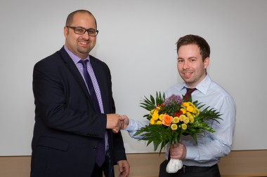EVENTUS-Personalleiter Hakan Yergün (l.) gratulierte Lars Koschker (r.) zum bestandenen Abschluss als Buchhalter. 
