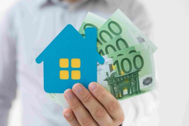 Wenn Eigentümer ihr Haus oder ihre Wohnung verkaufen, fällt auf den Gewinn grundsätzlich Einkommensteuer an.Foto: egefoxcom/stock.adobe.com