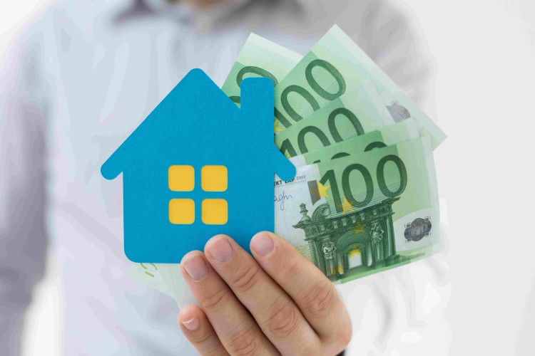Wenn Eigentümer ihr Haus oder ihre Wohnung verkaufen, fällt auf den Gewinn grundsätzlich Einkommensteuer an.Foto: egefoxcom/stock.adobe.com