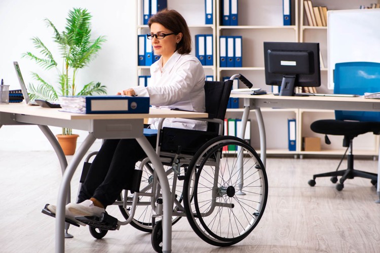 Wer Menschen mit einer Behinderung einstellt, kann dafür Zuschüsse vom Arbeitsamt und Integrationsamt erhalten. Foto: Elnur/fotolia.com